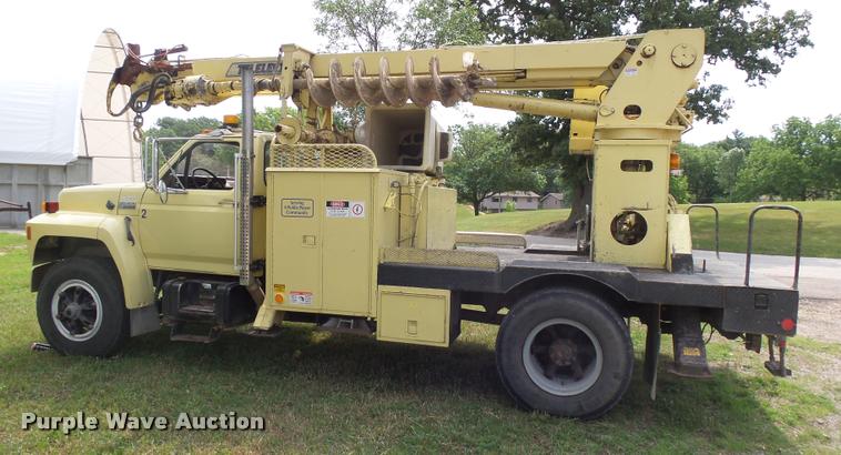 image for item DH9665 1990 Ford F800 digger derrick truck