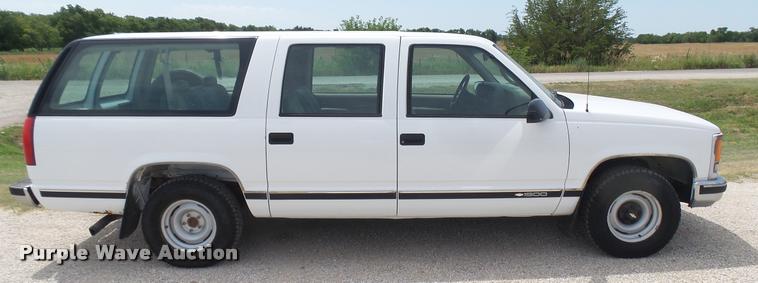 image for item DR9643 1999 Chevrolet Suburban C1500 SUV