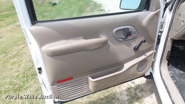 image for item DR9643 1999 Chevrolet Suburban C1500 SUV