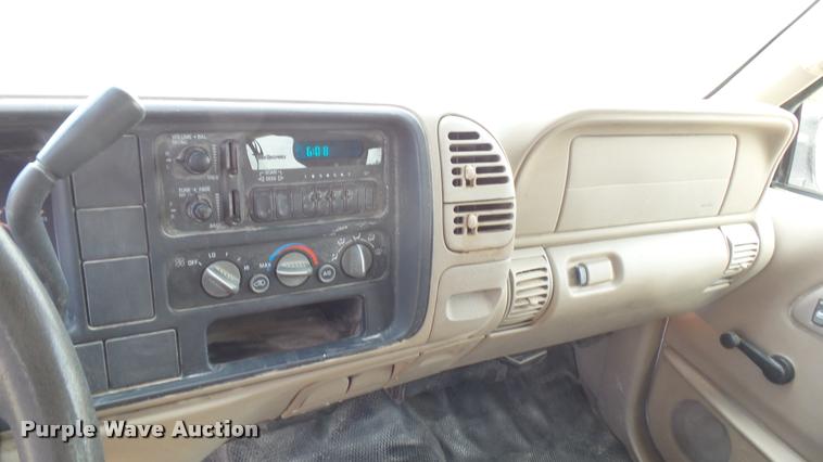 image for item DR9643 1999 Chevrolet Suburban C1500 SUV