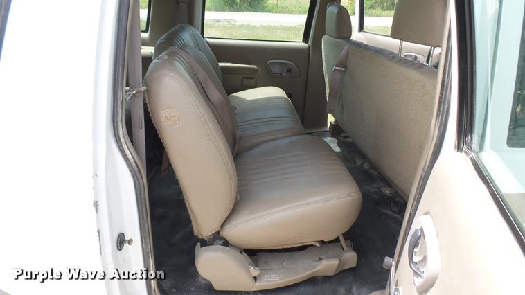 image for item DR9643 1999 Chevrolet Suburban C1500 SUV