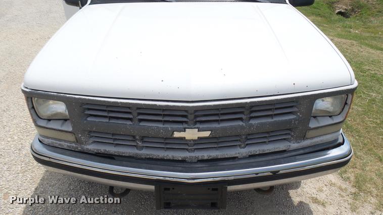 image for item DR9643 1999 Chevrolet Suburban C1500 SUV