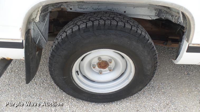 image for item DR9643 1999 Chevrolet Suburban C1500 SUV