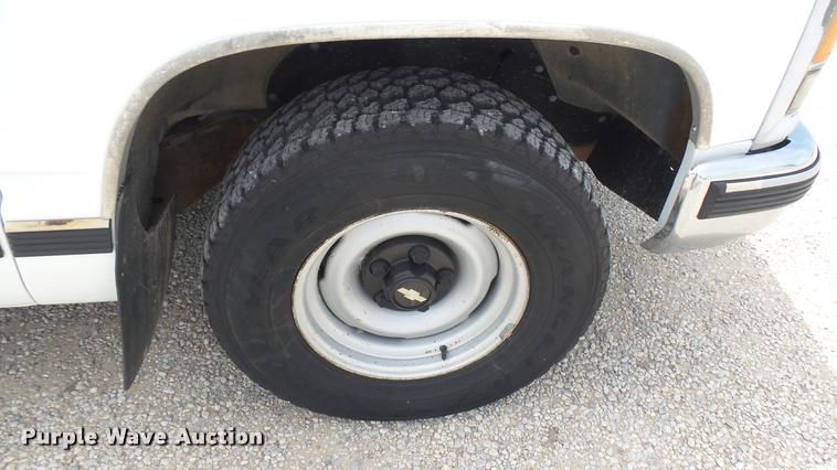 image for item DR9643 1999 Chevrolet Suburban C1500 SUV