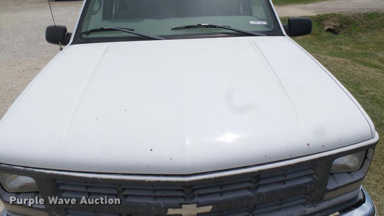 image for item DR9643 1999 Chevrolet Suburban C1500 SUV