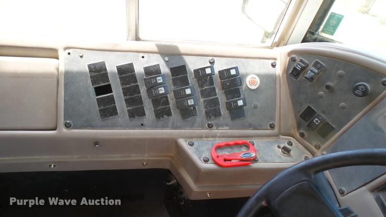 image for item DR9645 2004 International school bus