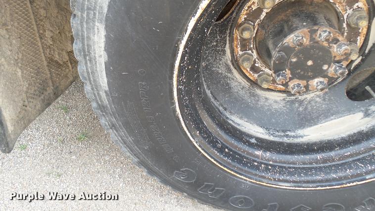 image for item DR9645 2004 International school bus