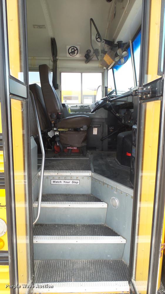 image for item DR9646 2003 International 3800 school bus
