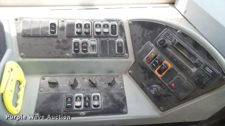 image for item DR9646 2003 International 3800 school bus