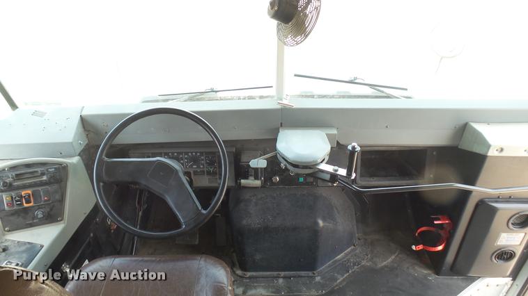 image for item DR9646 2003 International 3800 school bus