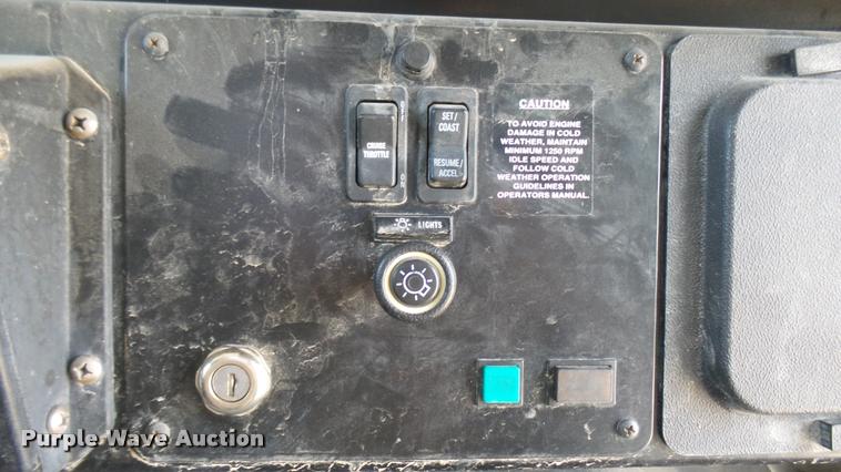 image for item DR9646 2003 International 3800 school bus