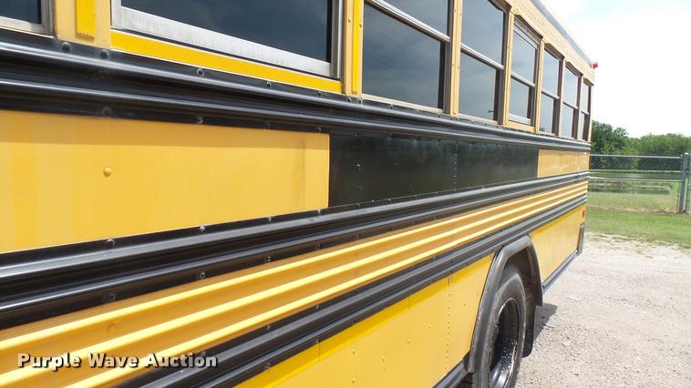 image for item DR9646 2003 International 3800 school bus