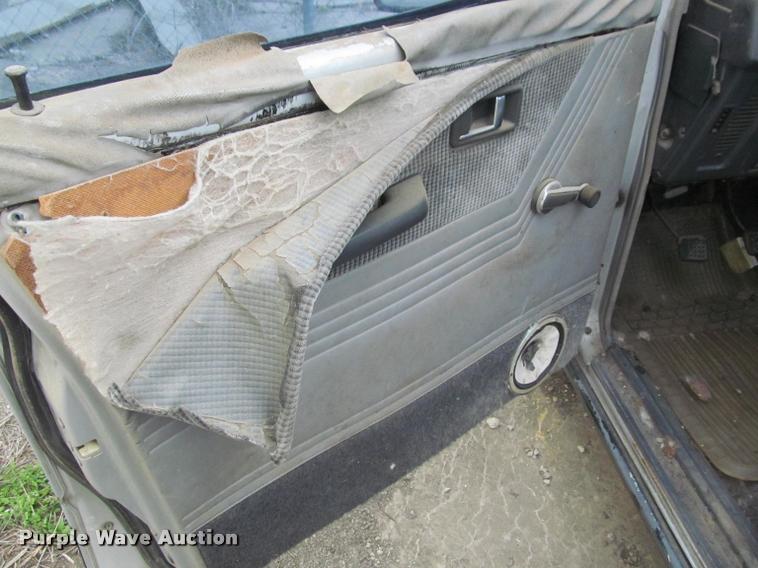 image for item J2567 1987 Dodge Raider SUV