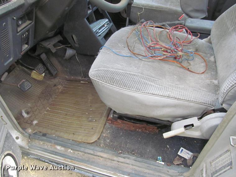 image for item J2567 1987 Dodge Raider SUV