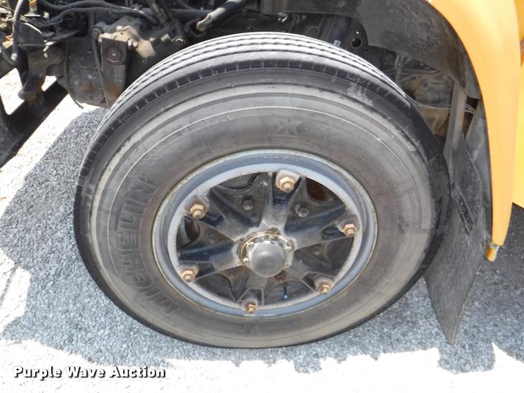 image for item K5944 1997 Ford B800 school bus