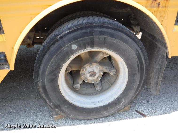 image for item K5944 1997 Ford B800 school bus