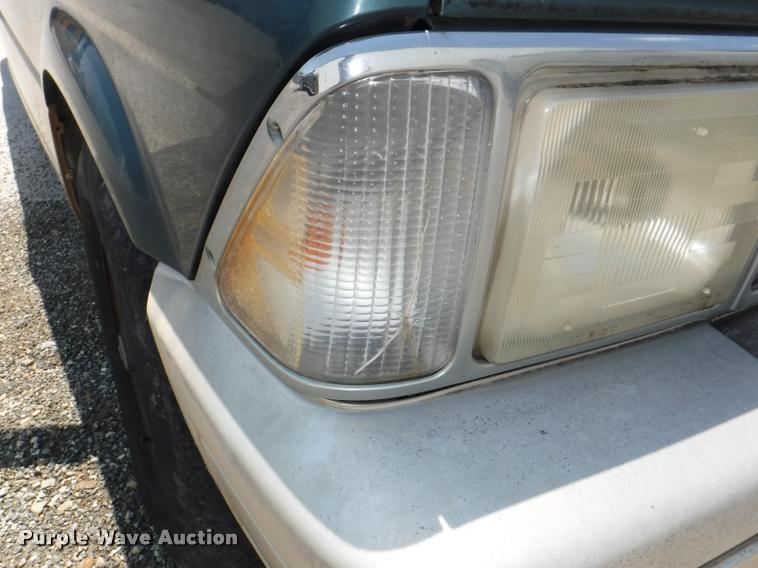 image for item K5945 1995 Ford Aerostar XLT Extended van