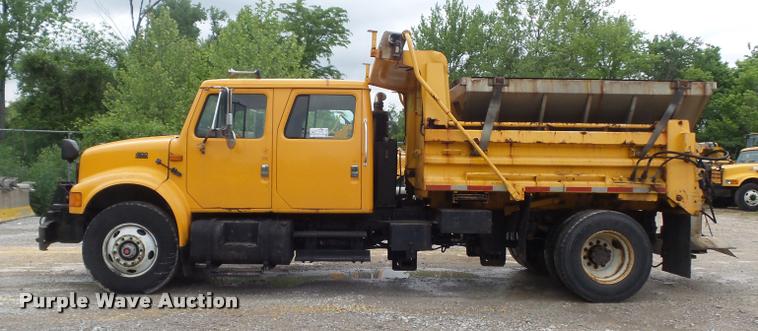 image for item K7628 2002 International 4900 Crew Cab dump truck