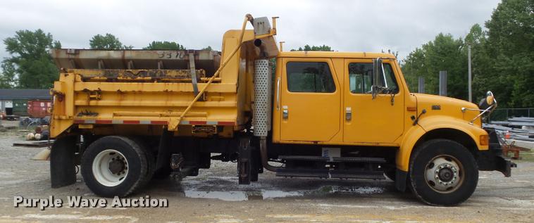 image for item K7628 2002 International 4900 Crew Cab dump truck