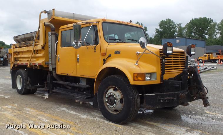 image for item K7628 2002 International 4900 Crew Cab dump truck