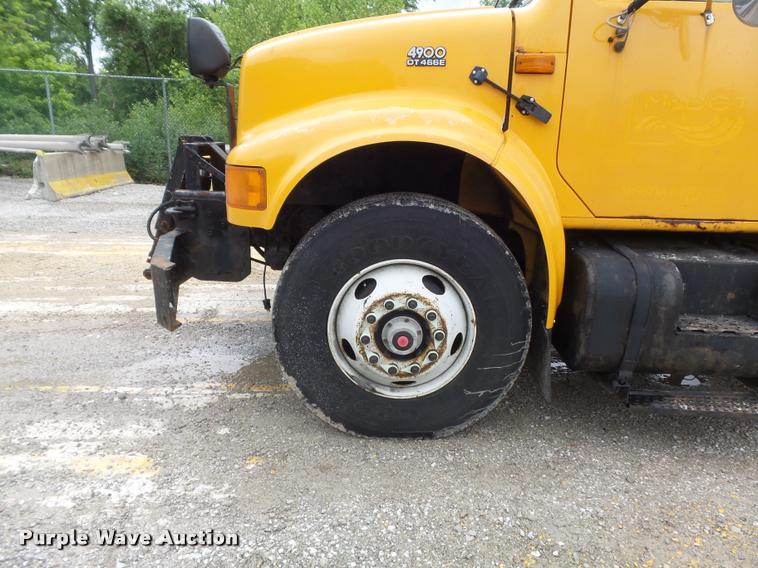 image for item K7628 2002 International 4900 Crew Cab dump truck