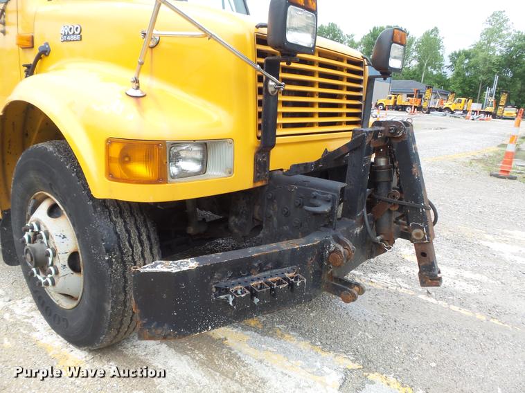 image for item K7628 2002 International 4900 Crew Cab dump truck