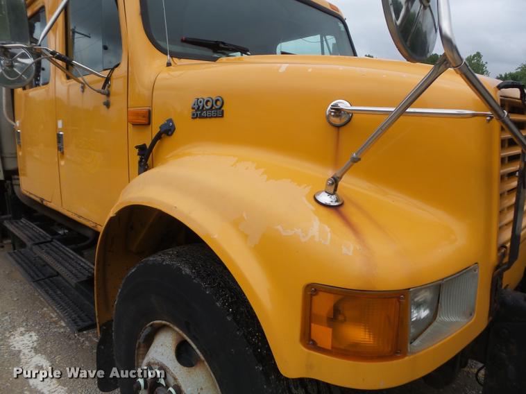 image for item K7628 2002 International 4900 Crew Cab dump truck