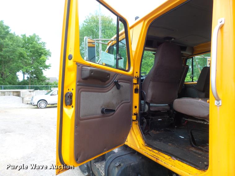 image for item K7628 2002 International 4900 Crew Cab dump truck