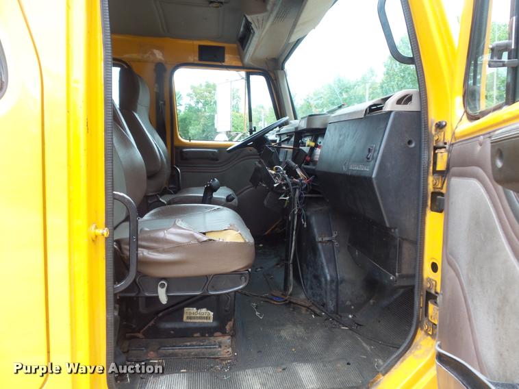 image for item K7628 2002 International 4900 Crew Cab dump truck