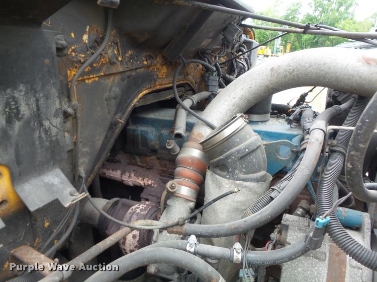 image for item K7628 2002 International 4900 Crew Cab dump truck