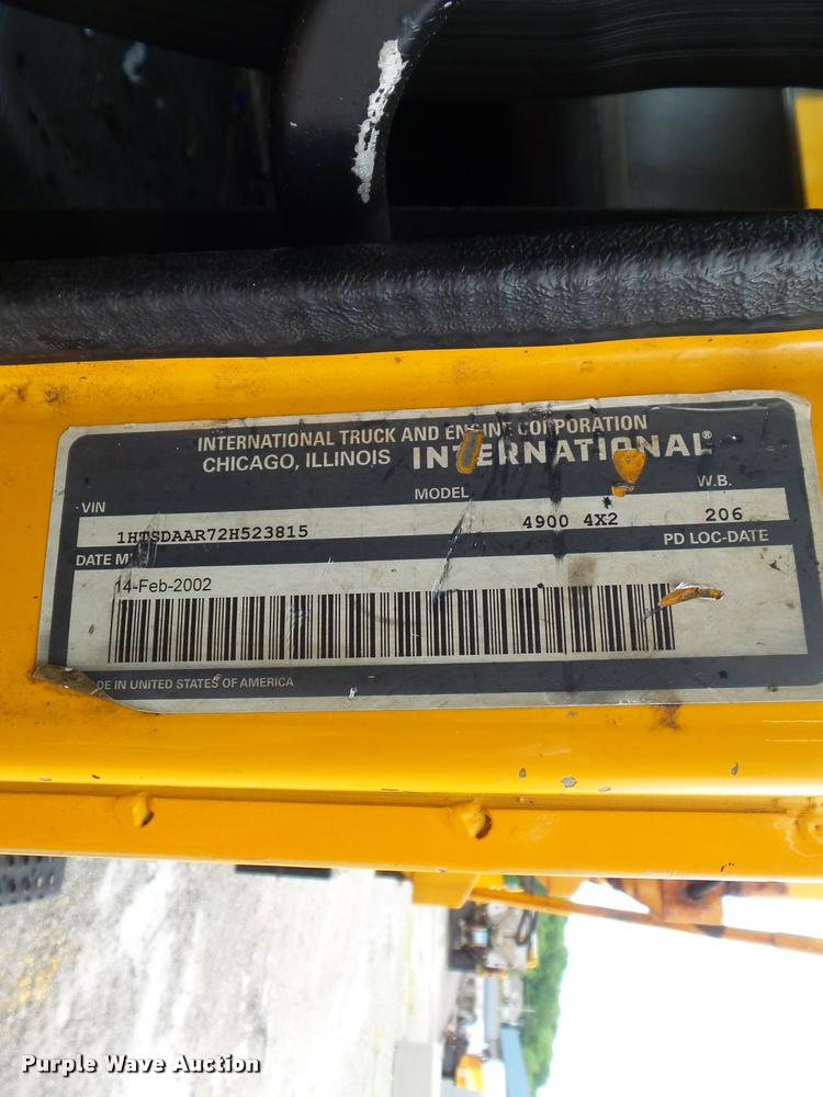 image for item K7628 2002 International 4900 Crew Cab dump truck