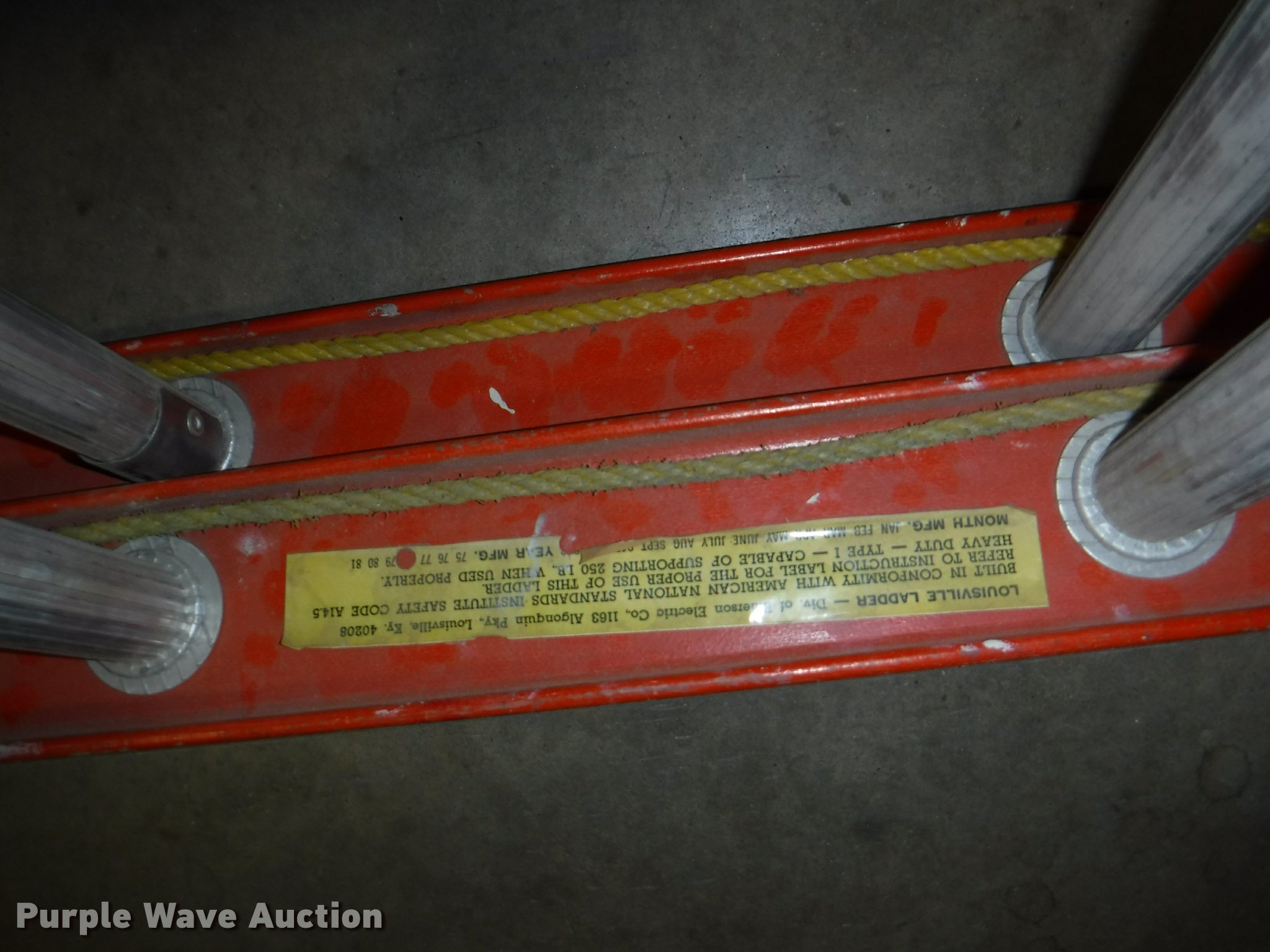 Louisville fiberglass extension ladder in Emporia, KS Item BY9829