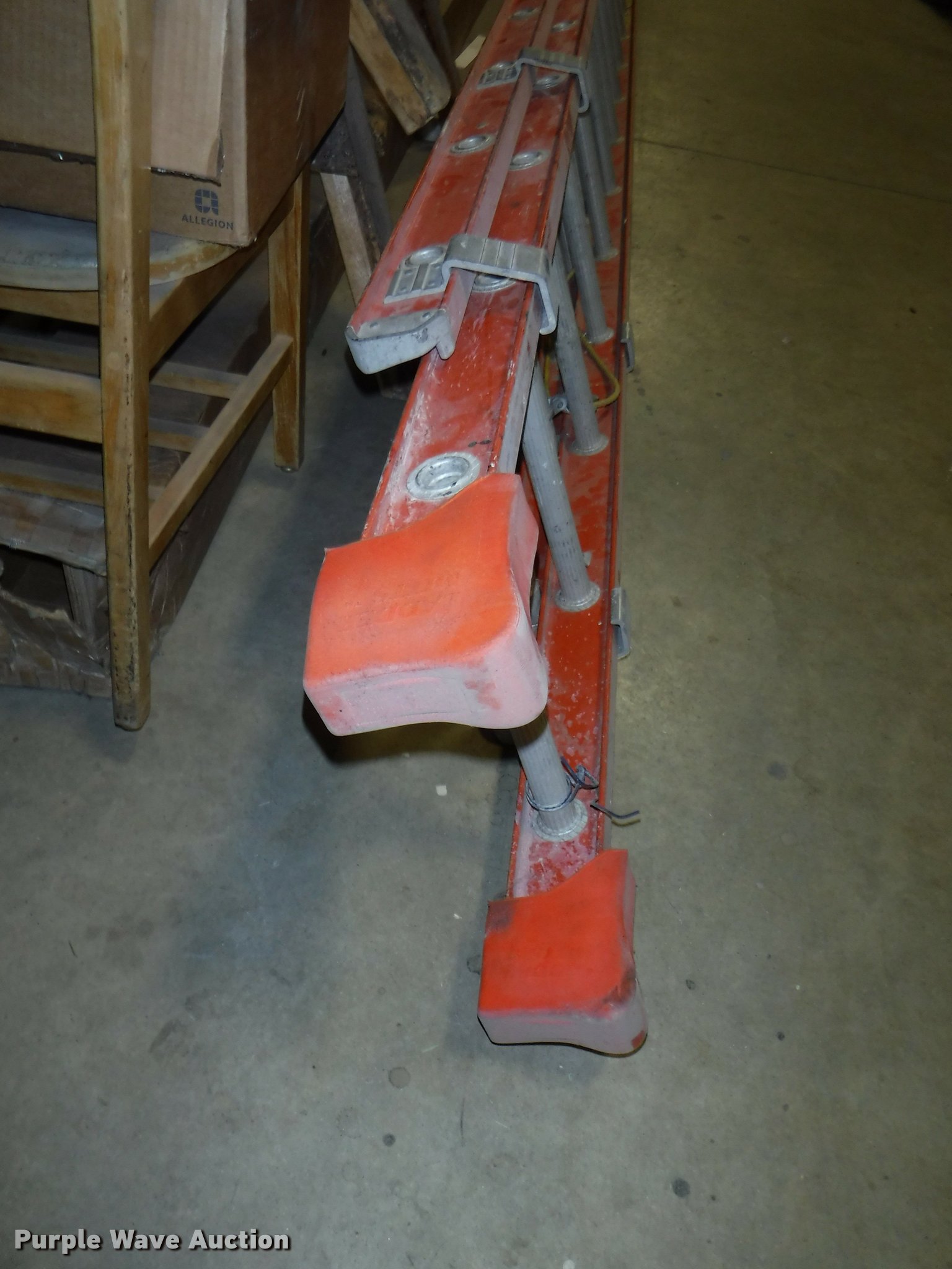 Louisville fiberglass extension ladder in Emporia, KS Item BY9829