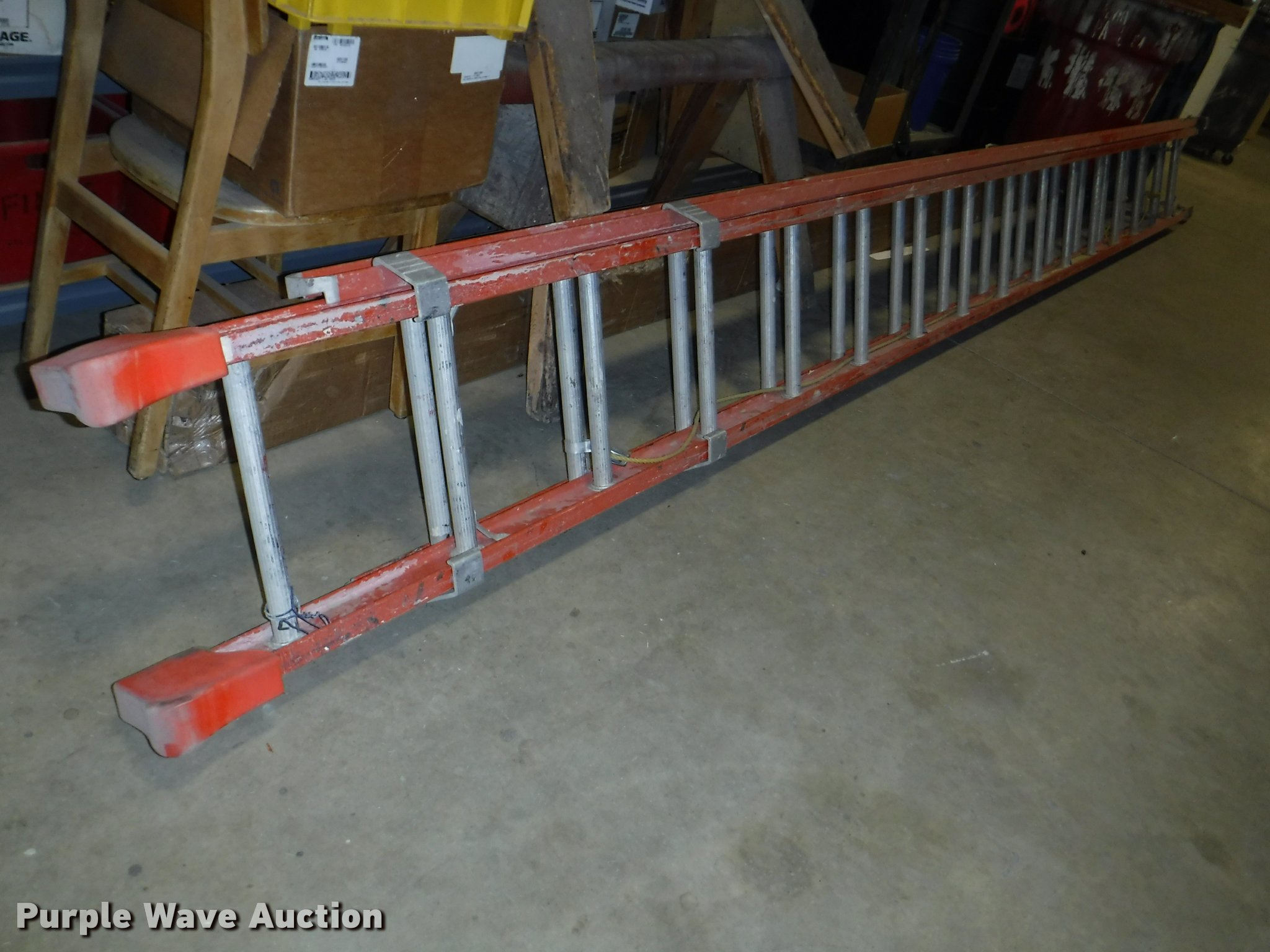Louisville fiberglass extension ladder in Emporia, KS Item BY9829