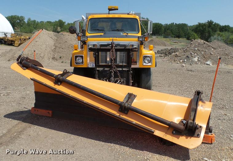 image for item DA1116 2001 International F2554 dump truck