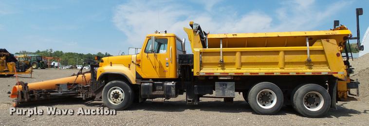 image for item DA1116 2001 International F2554 dump truck