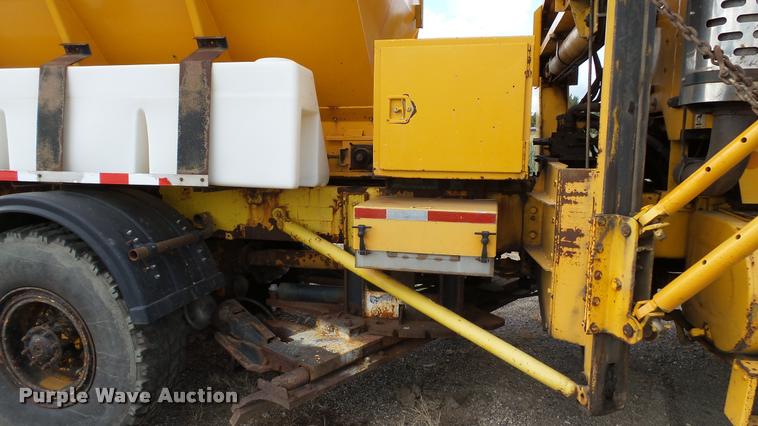 image for item DA1139 1998 Oshkosh P2346 plow/spreader truck