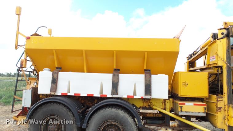 image for item DA1139 1998 Oshkosh P2346 plow/spreader truck