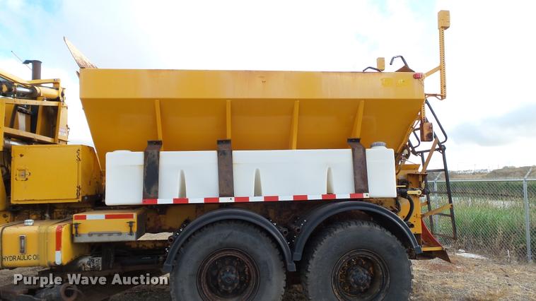 image for item DA1139 1998 Oshkosh P2346 plow/spreader truck