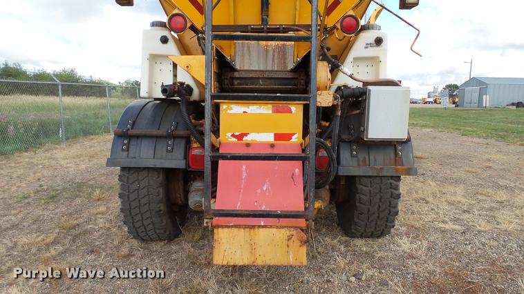 image for item DA1139 1998 Oshkosh P2346 plow/spreader truck
