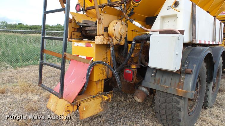 image for item DA1139 1998 Oshkosh P2346 plow/spreader truck