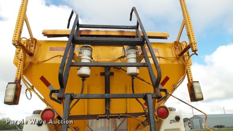 image for item DA1139 1998 Oshkosh P2346 plow/spreader truck