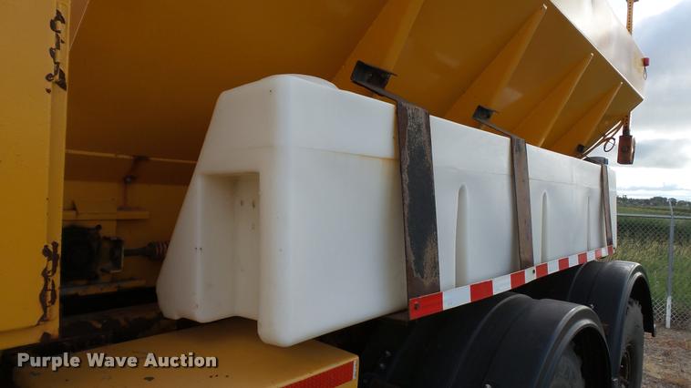 image for item DA1139 1998 Oshkosh P2346 plow/spreader truck