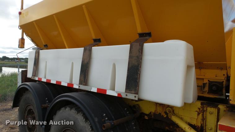 image for item DA1139 1998 Oshkosh P2346 plow/spreader truck