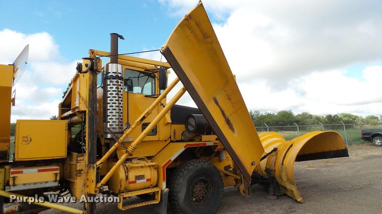 image for item DA1139 1998 Oshkosh P2346 plow/spreader truck