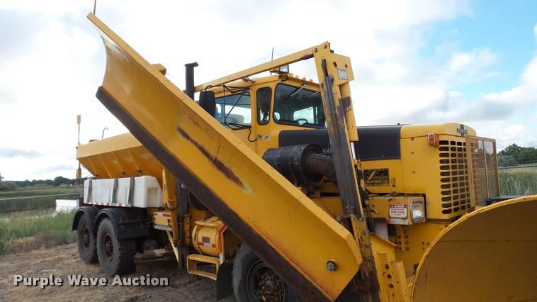 image for item DA1139 1998 Oshkosh P2346 plow/spreader truck