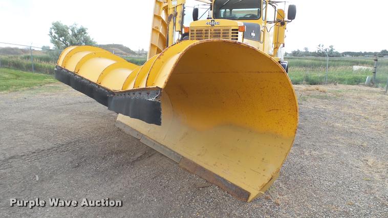 image for item DA1139 1998 Oshkosh P2346 plow/spreader truck