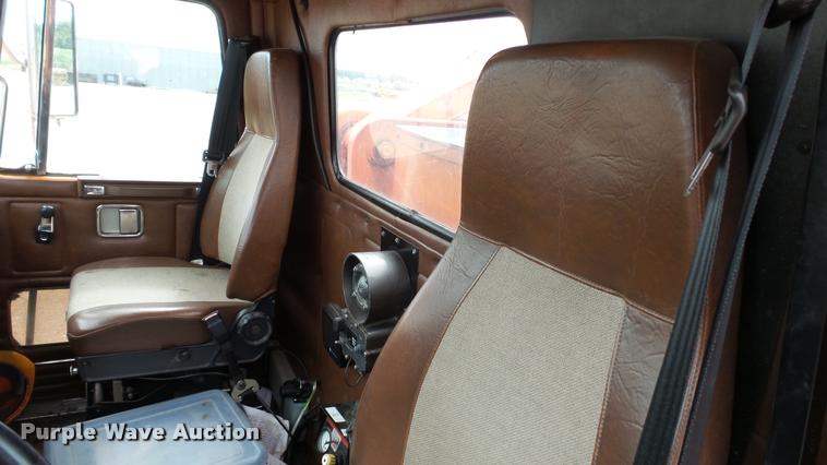 image for item DA1142 1993 Volvo WCM bridge inspection truck