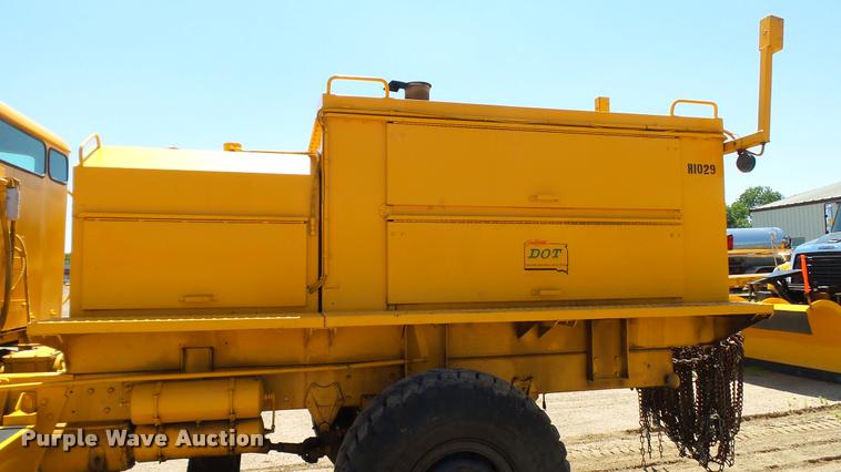 image for item DB9328 1988 Oshkosh W700-15-R snow blower truck