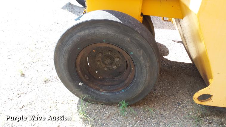 image for item DB9330 1982 Ferguson SP912 pneumatic roller